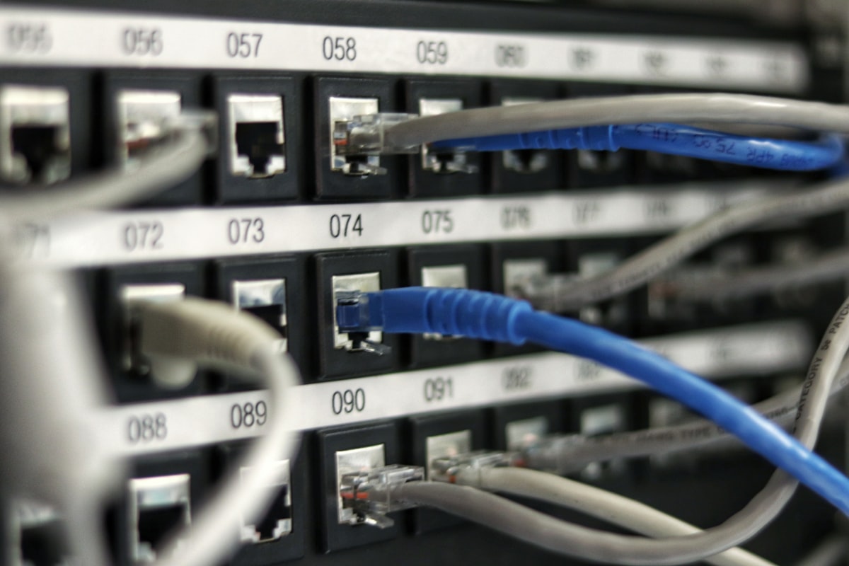 Network patch panel with structured cabling